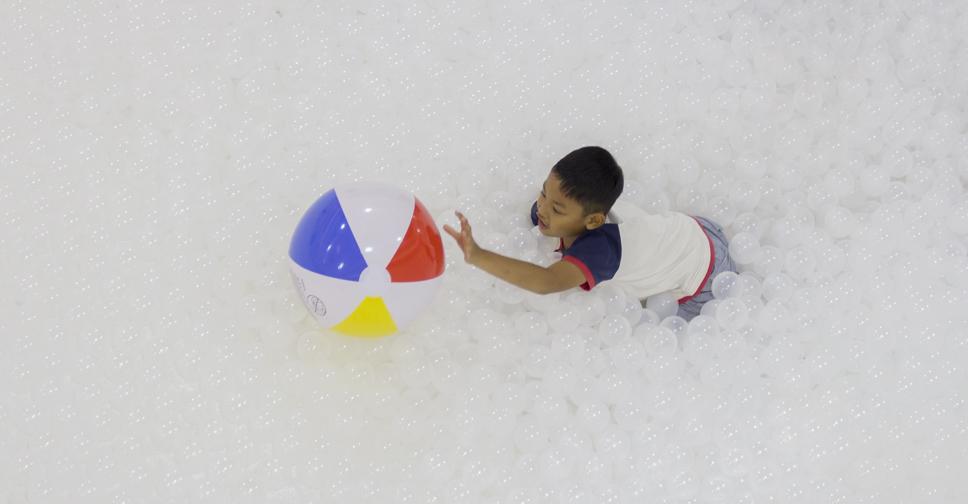 С 18 мая по 18 июня в Бангкоке проходит интерактивная инсталляция The Beach с 1 миллионом пластиковых шариков