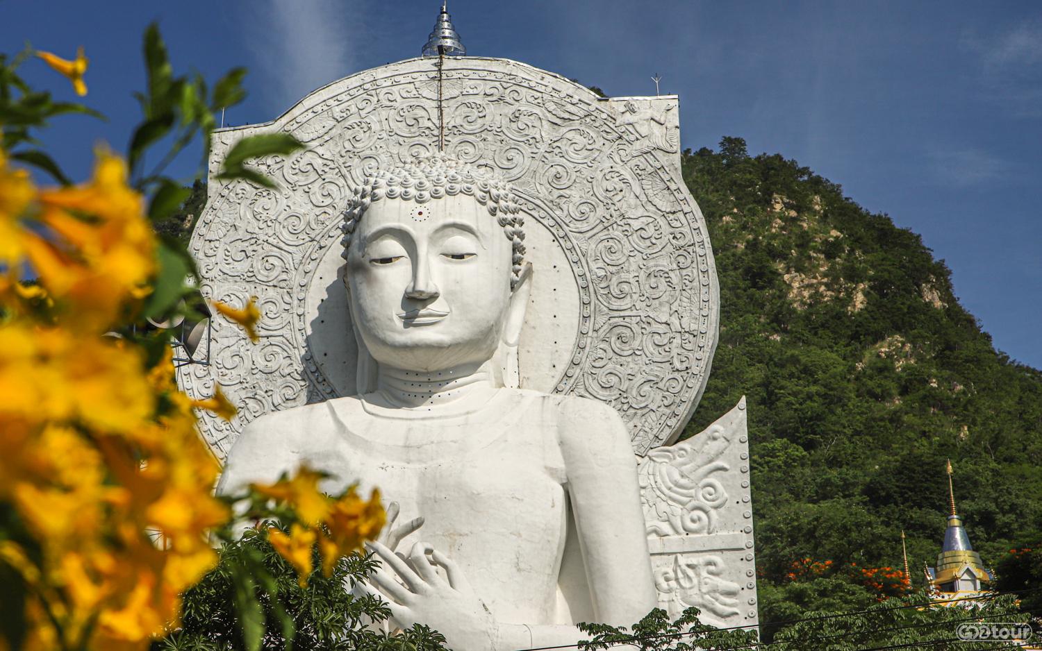 Большой белый Будда в Лопбури по дороге в Пехетчабун