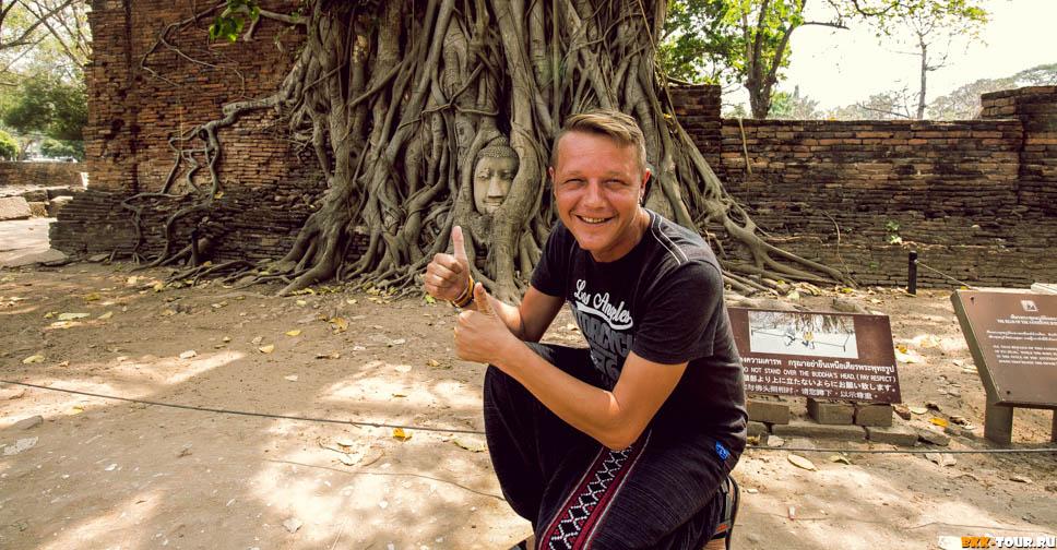 Голова Будды в корнях деревьев. Аюттхайя. Таиланд