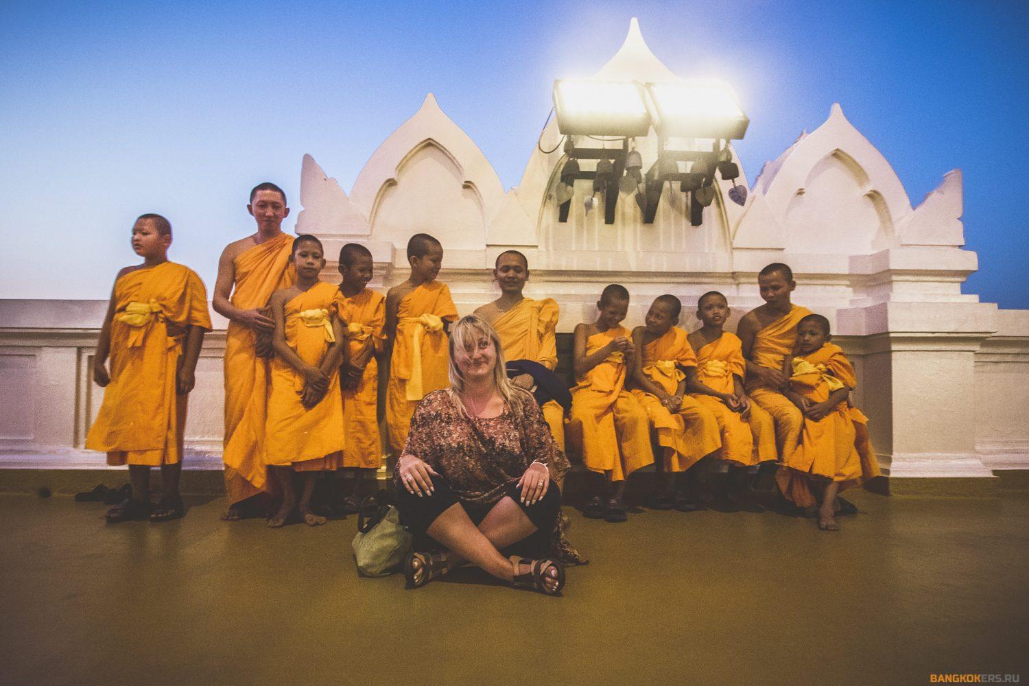 В храме Золотая гора с монахами