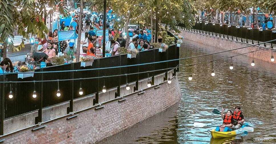 В отреставрированном канале Klong Ong Ang теперь по выходным можно прокатиться на каяках и прогуляться по променаду вечернего рынка.
