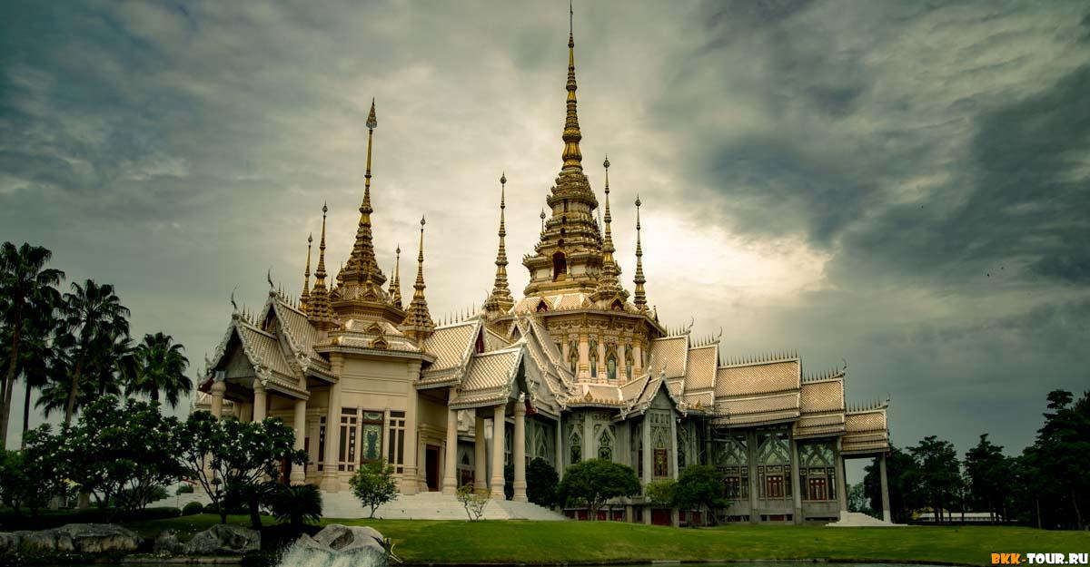 Wat Luang Phor Toh - очень красивый храм в провинции Накхон Ратчасима