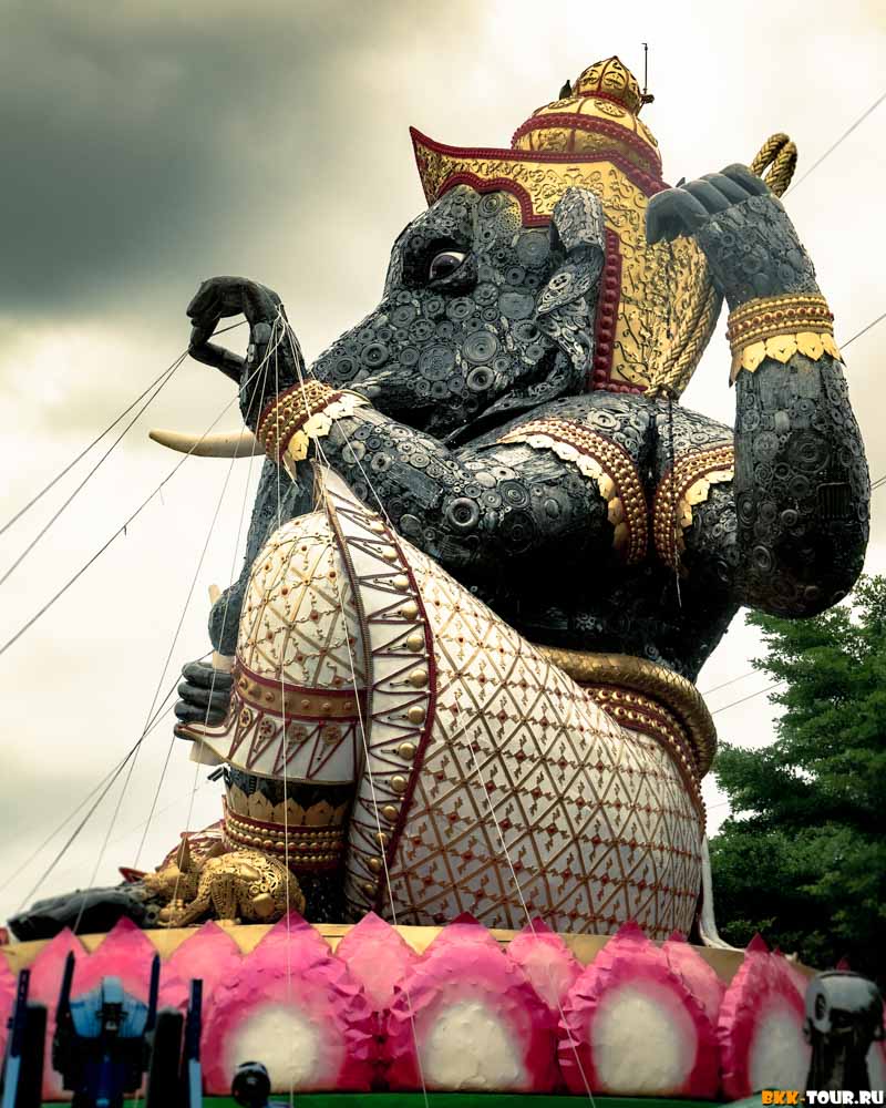 Кафе в Накхон Ратчасима, где выстав Экскурсии по Таиланду с русским гидом. Экспедиции из Бангкока и Паттайи. Русскоговорящий гид в Бангкоке