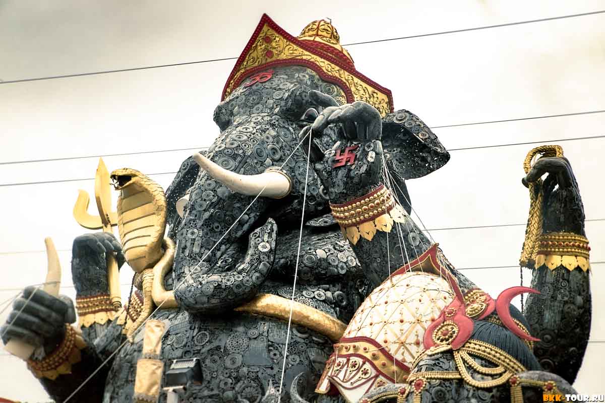 Кафе в Накхон Ратчасима, где выстав Экскурсии по Таиланду с русским гидом. Экспедиции из Бангкока и Паттайи. Русскоговорящий гид в Бангкоке