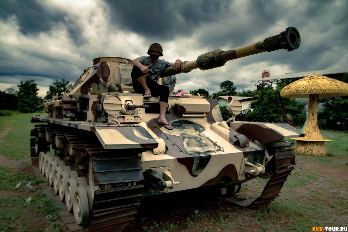 Кафе в Накхон Ратчасима, где выстав Экскурсии по Таиланду с русским гидом. Экспедиции из Бангкока и Паттайи. Русскоговорящий гид в Бангкоке