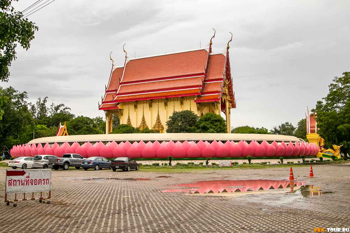 Убосот с лотосами в храме Wat Muang провинции Анг Тонг