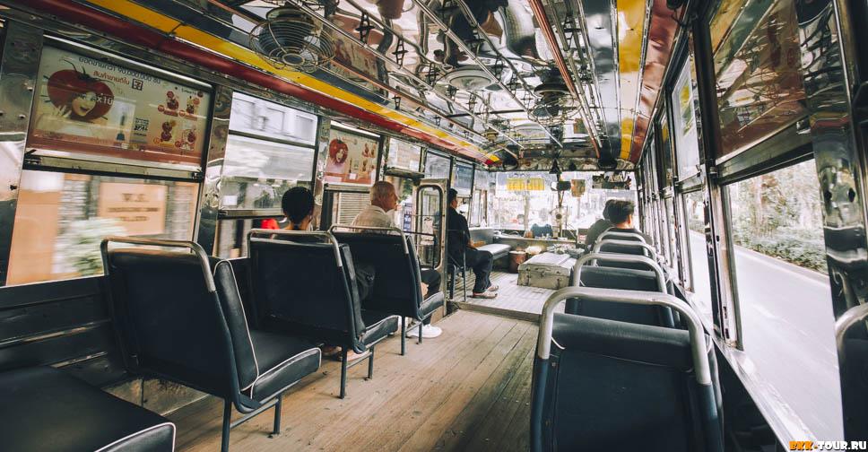 Красные автобусы в Бангкоке с открытыми окнами и деревянным полом