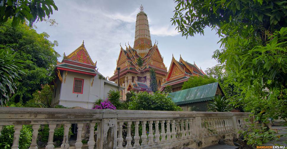 Храм крокодилов Wat Chakrawat в Бангкоке