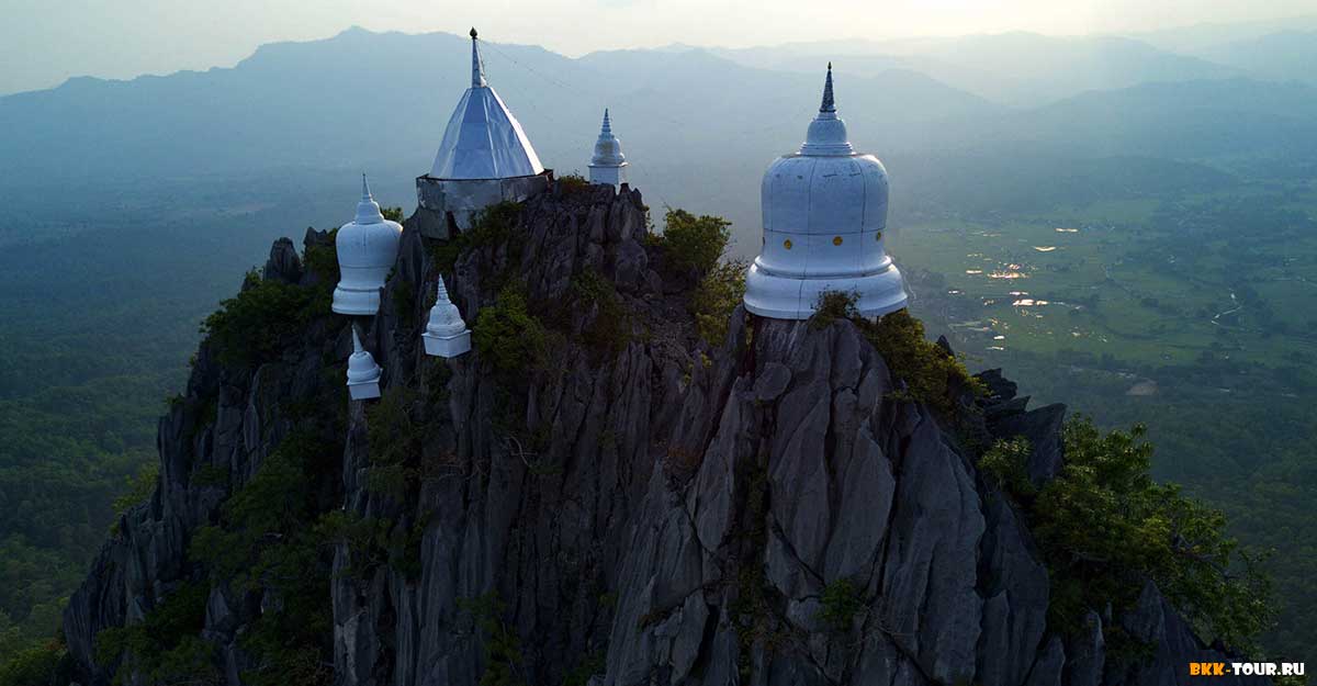 Wat Phra Bat Pu Pha Daeng - храм на скалах