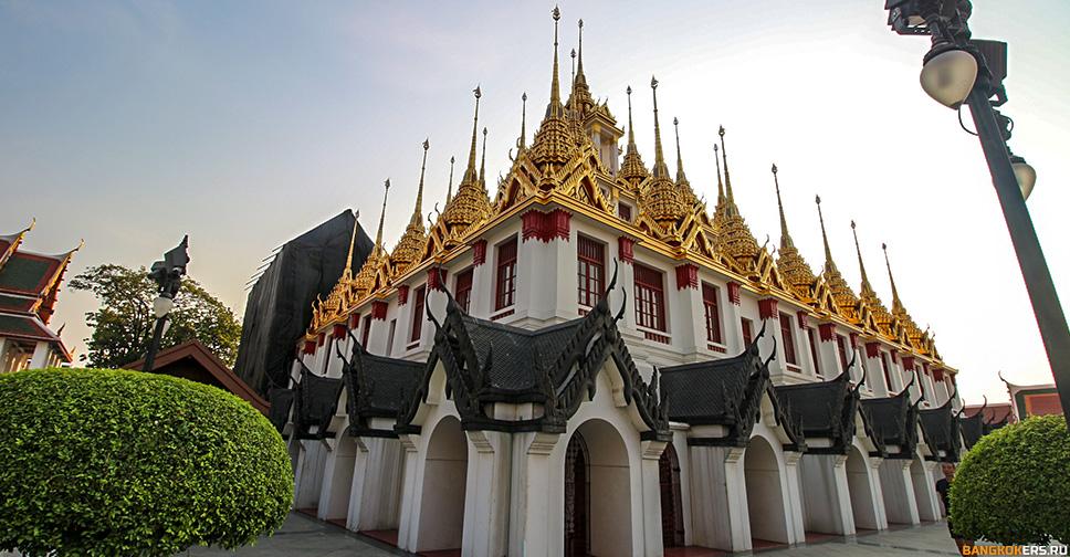 Железный Дворец (Metal Palace) или Храм Ратчанадарам в Бангкоке