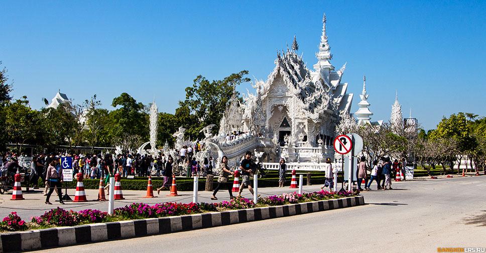 Ват Ронг Кхун (тайск. วัดร่องขุ่น), также известный как Белый храм — буддистский храм, расположенный недалеко от города Чианграй в Таиланде.