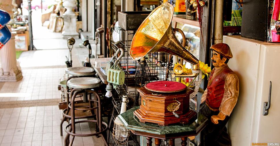 Антиквариат на рынке выходного дня Чатучак в Бангкоке