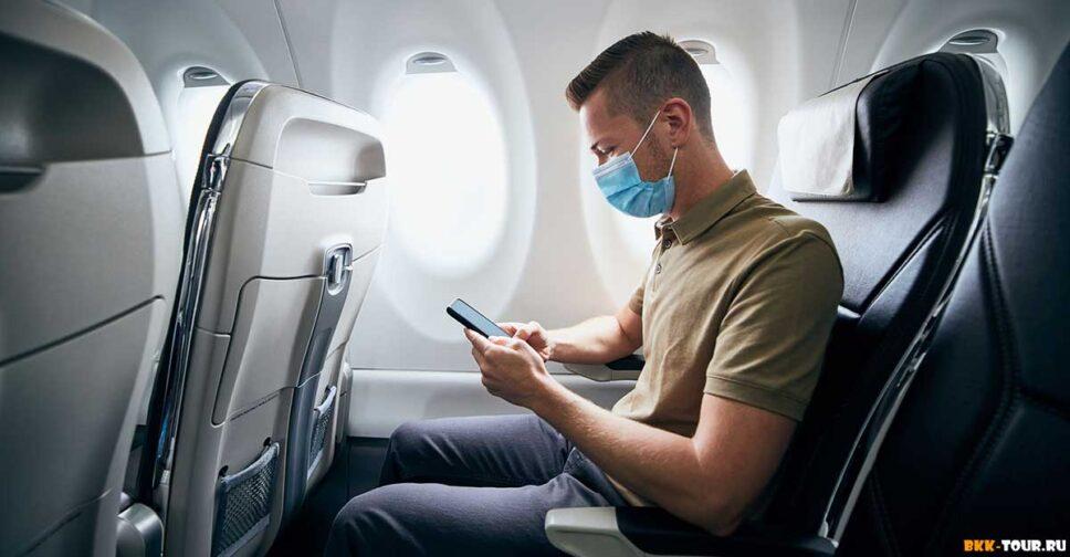 Человек в маске в самолете