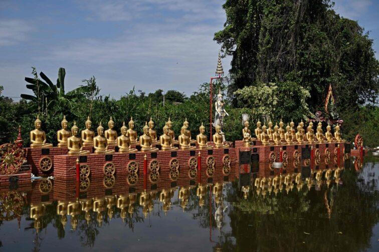 Древний храм в Аюттхае частично погружён под воду во время наводнения