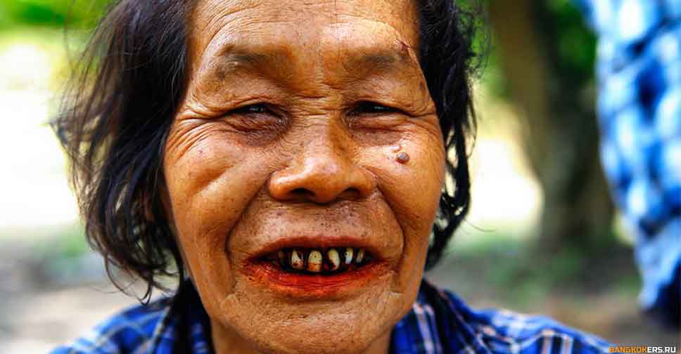 Красные зубы тайских женщин от жевания бетеля