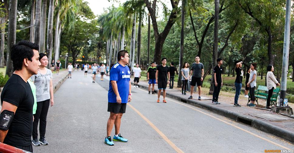 Все замерли прослушивая гимн в парке Люмпини (Lumphini Park) ★ Экскурсии и туры по Таиланду.