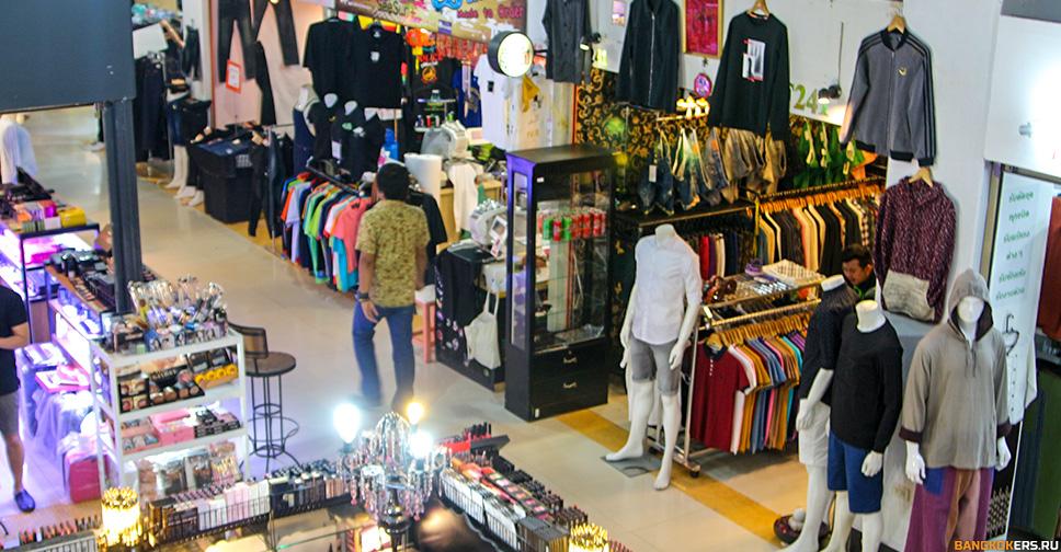 Шоппинг на рынке выходного дня Чатучак в Бангкоке