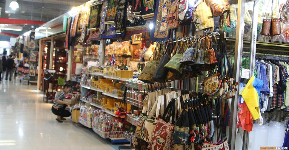 Шоппинг на рынке выходного дня Чатучак в Бангкоке. JJ Mall