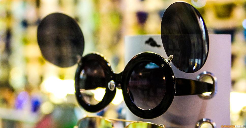 Шоппинг на рынке выходного дня Чатучак в Бангкоке. JJ Mall