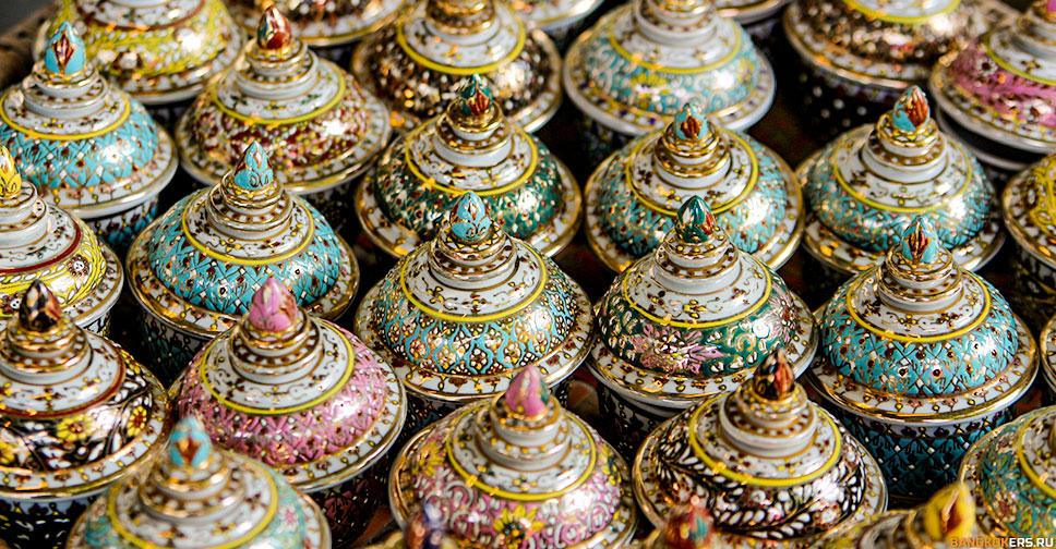 Антиквариат на рынке выходного дня Чатучак в Бангкоке