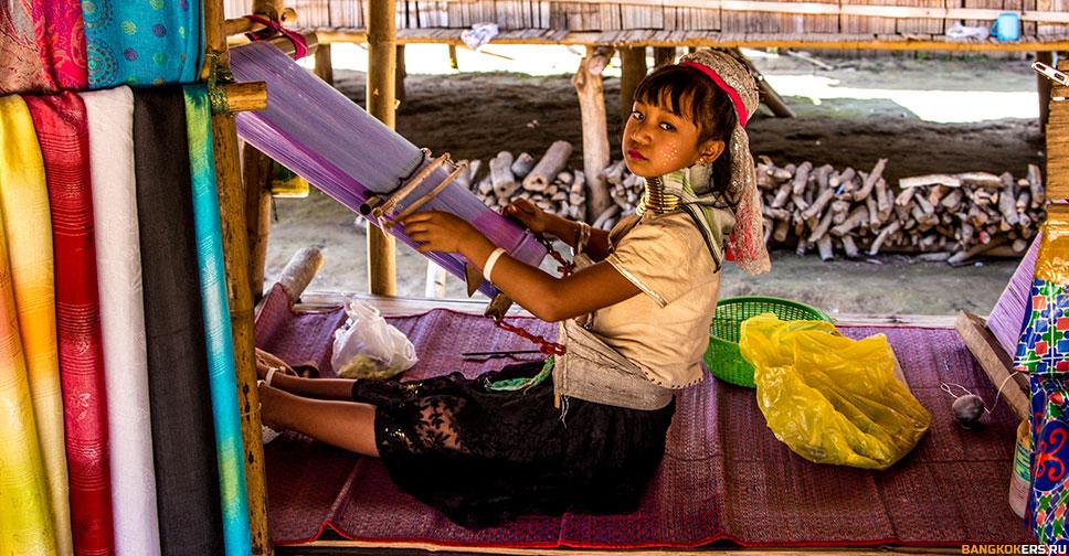 В деревне длинношеих женщин племени Карен