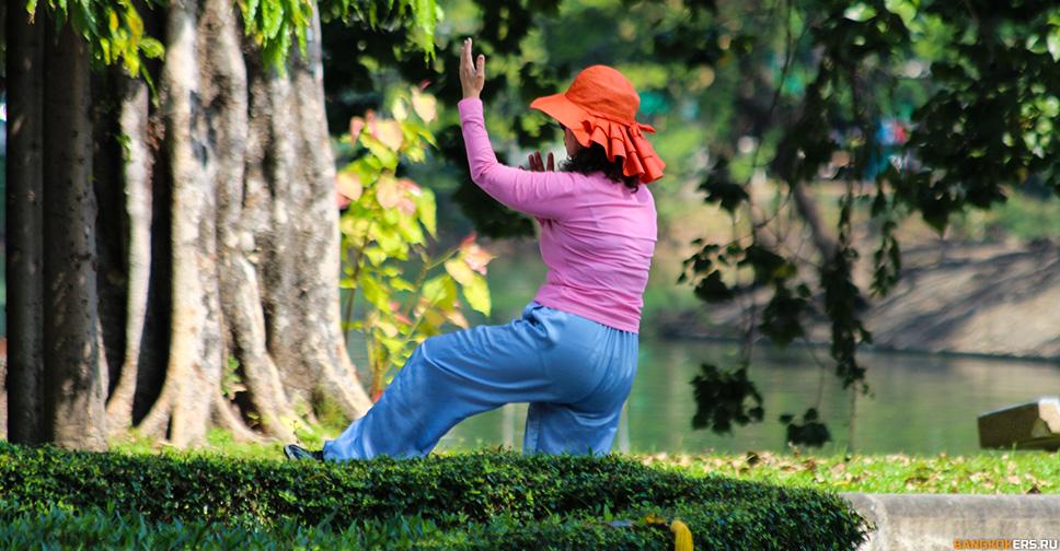 Занятия йогой в парке Люмпини (Lumphini Park)