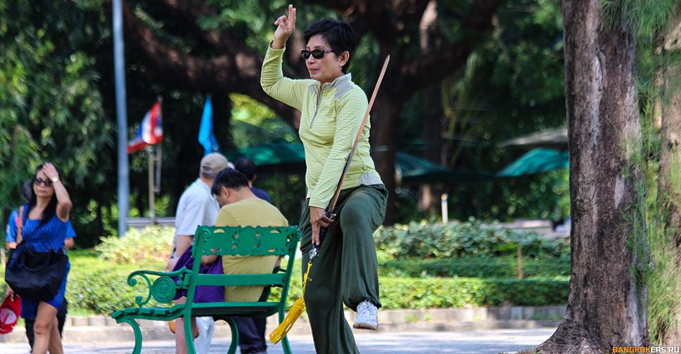 Занятия йогой в парке Люмпини (Lumphini Park)