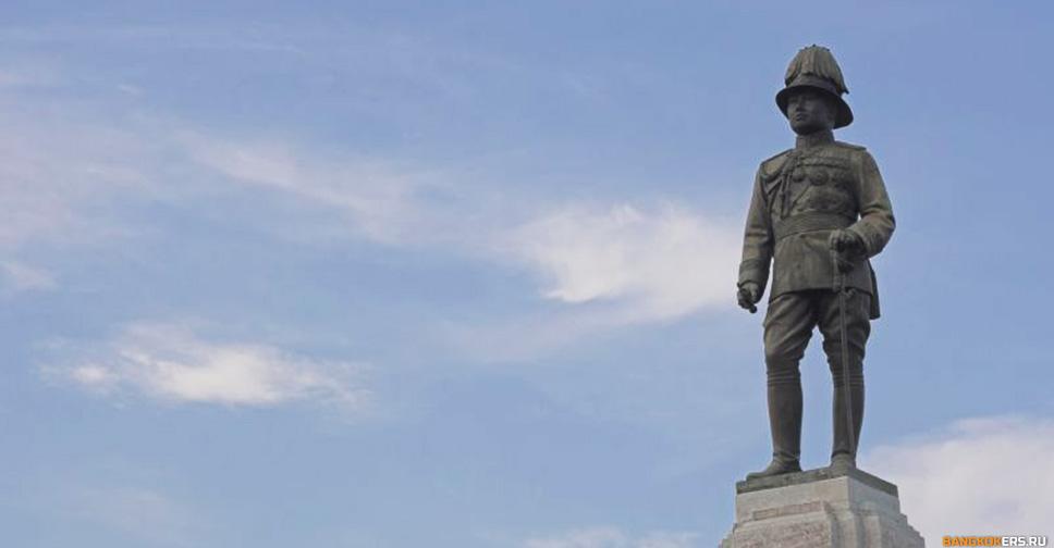 Статуя короля Рамы VI в парке Люмпини (Lumphini Park) ★ Экскурсии и туры по Таиланду.