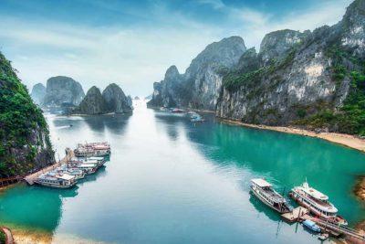Бухта Халонг во Вьетнаме